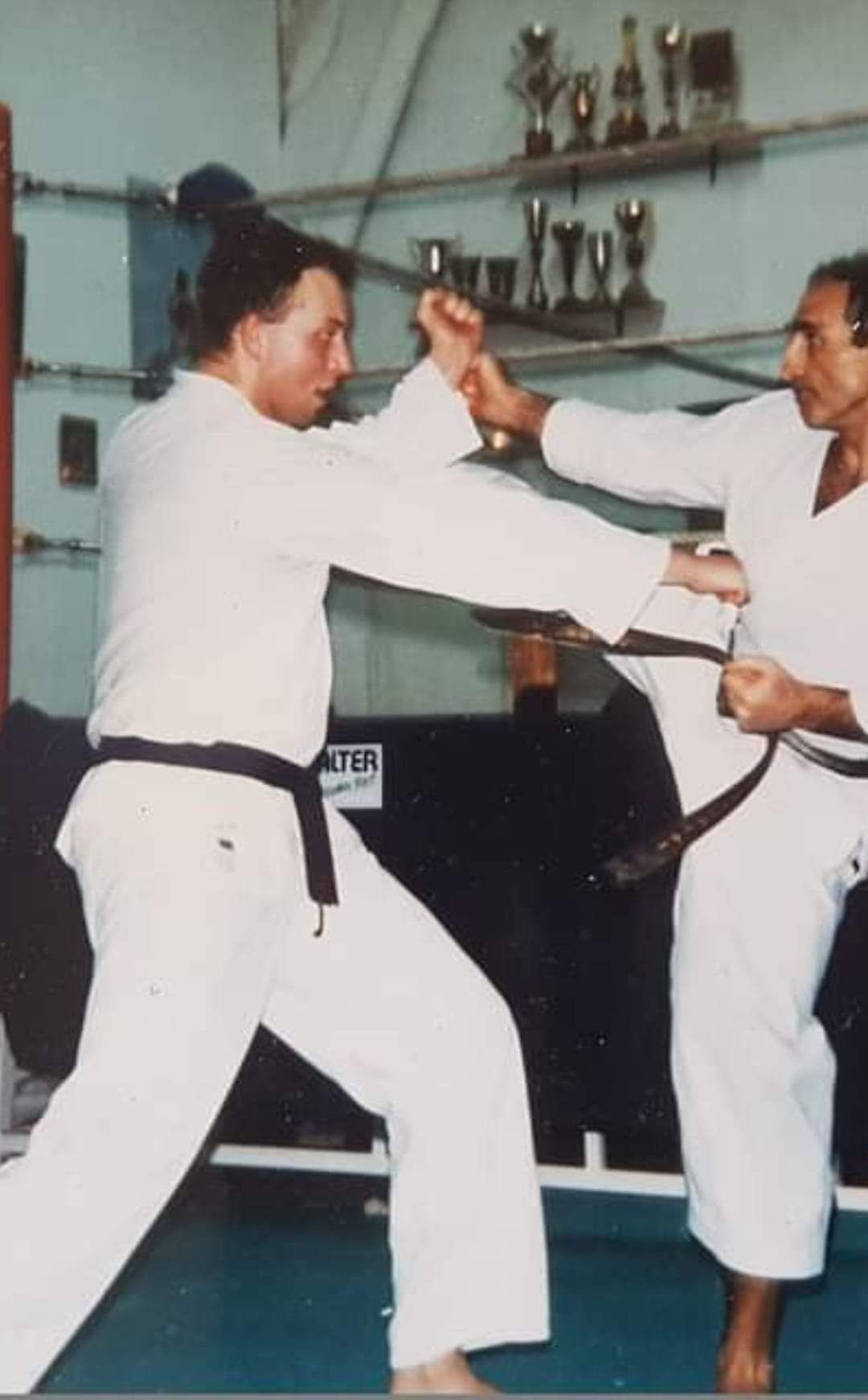 Photo d'archive : deux karatékas en kimono blanc pendant une démonstration.