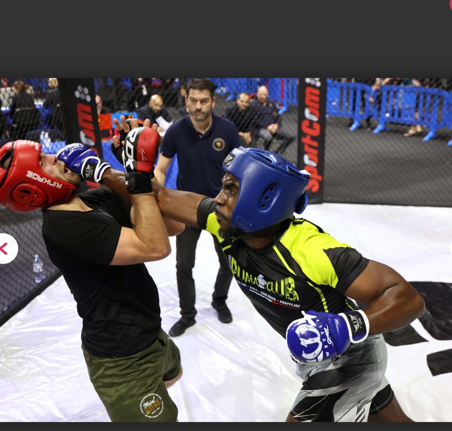 Échange de coups en cage pendant une compétition de MMA, sous le regard de l'arbitre.