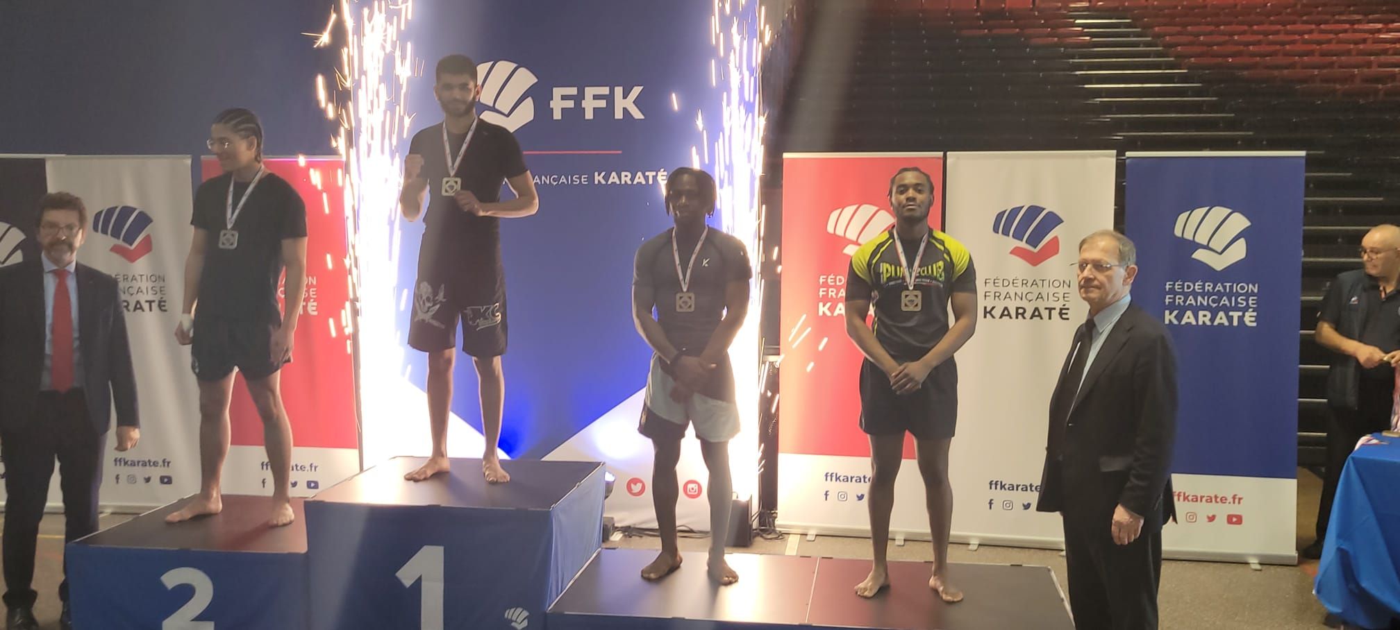 Remise des médailles sur un podium de la Fédération française de karaté.